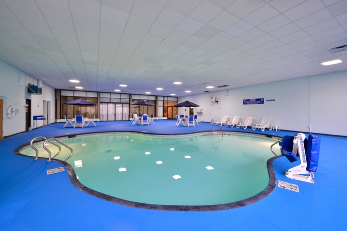 Imagen de la piscina del Hotel Ramada by Wyndham Cedar Rapids South, Cedar Rapids. Foto 14