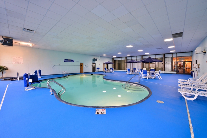 Imagen de la piscina del Hotel Ramada by Wyndham Cedar Rapids South, Cedar Rapids. Foto 15