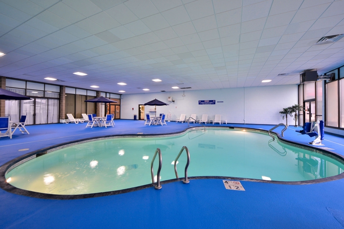 Imagen de la piscina del Hotel Ramada by Wyndham Cedar Rapids South, Cedar Rapids. Foto 16