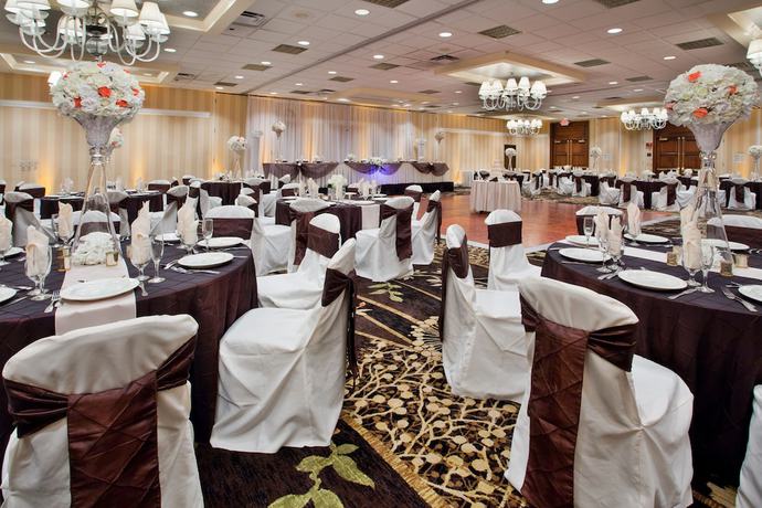 Imagen de los interiores del Hotel Ramada by Wyndham Cleveland Independence. Foto 6