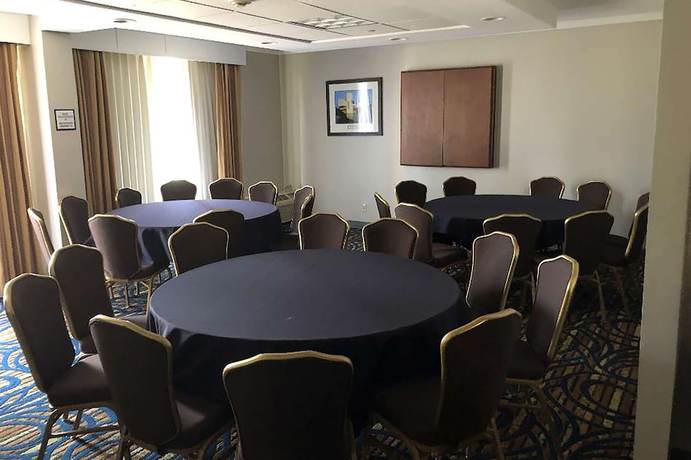 Imagen de los interiores del Hotel Ramada by Wyndham Cleveland Independence. Foto 7