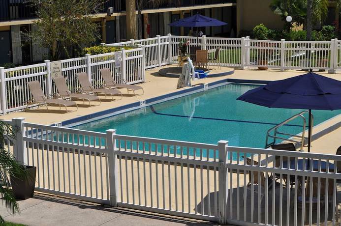 Imagen de la piscina del Hotel Ramada by Wyndham Cocoa. Foto 17