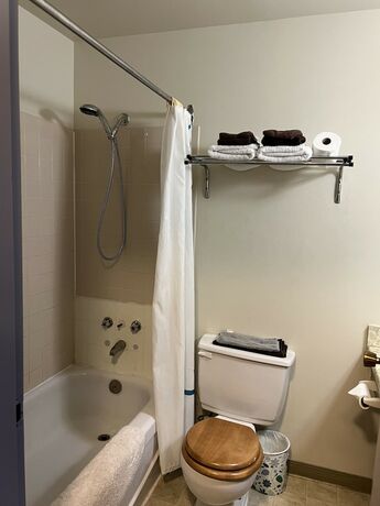 Imagen de la habitación del Hotel Ramada by Wyndham Dawson Creek. Foto 17