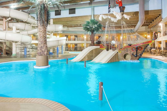 Imagen de la piscina del Hotel Ramada by Wyndham Des Moines Tropics Resort & Conference Ctr. Foto 14