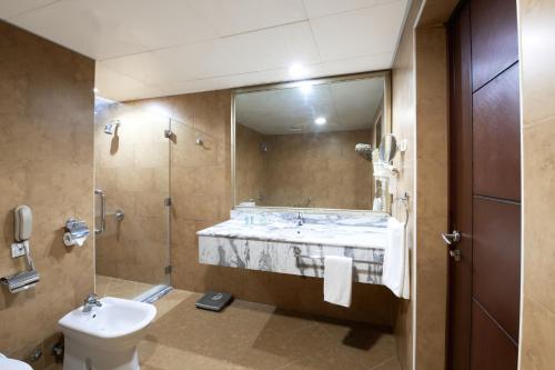 Imagen de la habitación del Hotel Ramada by Wyndham Doha Old Town. Foto 2