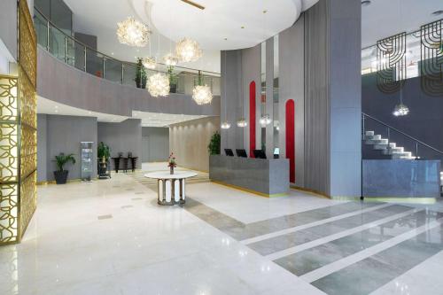 Imagen de los interiores del Hotel Ramada by Wyndham Doha Old Town. Foto 18