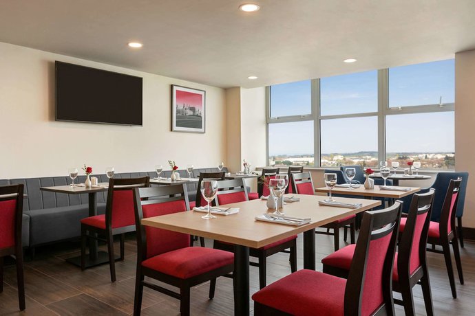 Imagen del bar/restaurante del Hotel Ramada by Wyndham East Kilbride. Foto 2