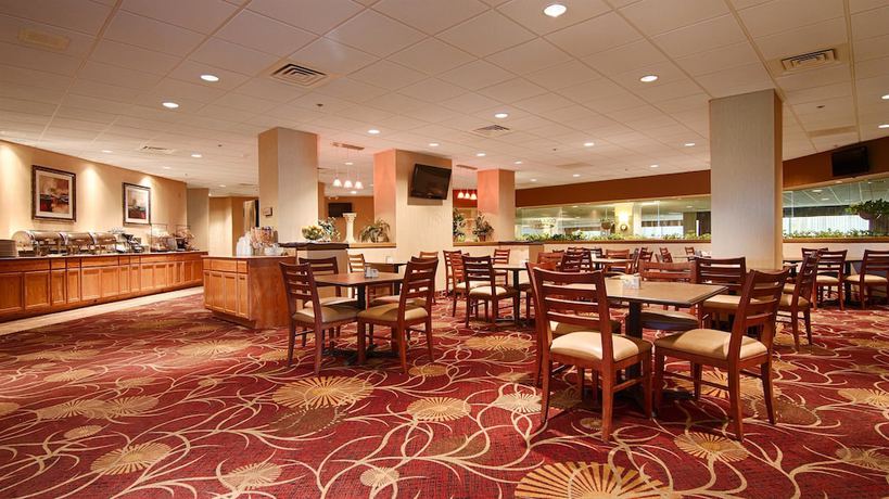 Imagen del bar/restaurante del Hotel Ramada by Wyndham East Syracuse Carrier Circle. Foto 2