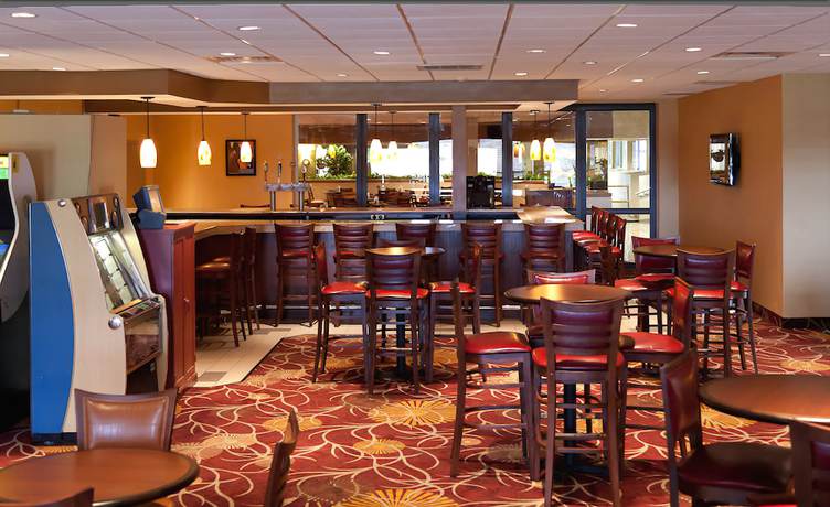 Imagen del bar/restaurante del Hotel Ramada by Wyndham East Syracuse Carrier Circle. Foto 3