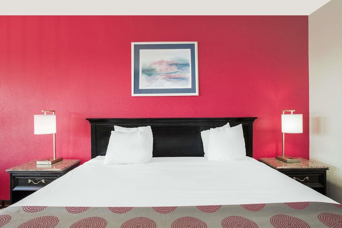 Imagen de la habitación del Hotel Ramada by Wyndham Edgewood Hotel & Conference Center. Foto 11