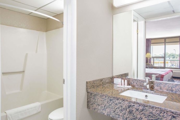 Imagen de la habitación del Hotel Ramada by Wyndham Edgewood Hotel & Conference Center. Foto 12