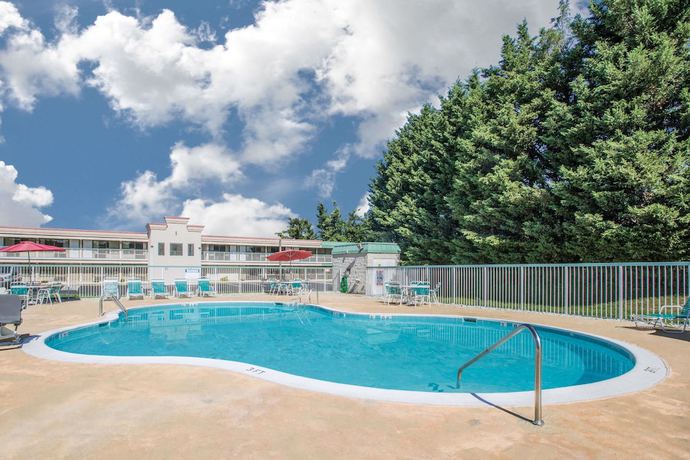 Imagen de la piscina del Hotel Ramada by Wyndham Edgewood Hotel & Conference Center. Foto 20