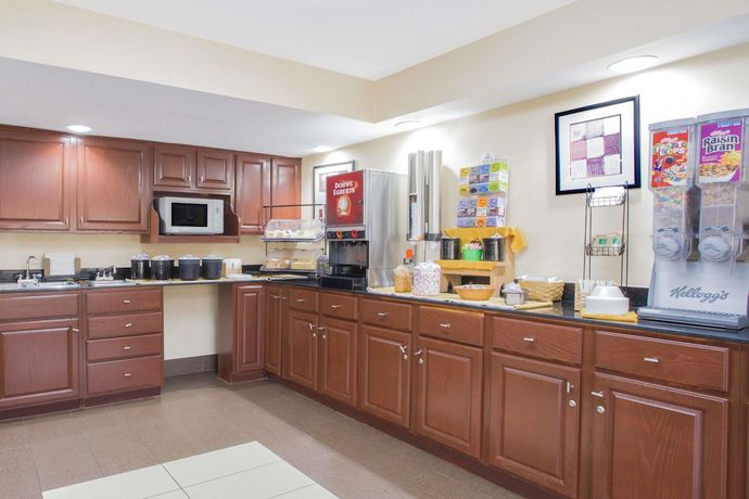 Imagen del bar/restaurante del Hotel Ramada by Wyndham Edgewood Hotel & Conference Center. Foto 2