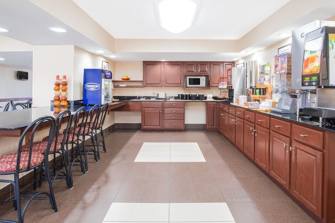 Imagen del bar/restaurante del Hotel Ramada by Wyndham Edgewood Hotel & Conference Center. Foto 3