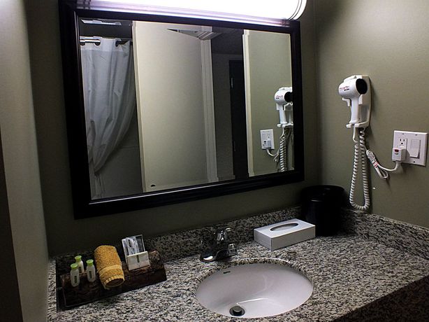 Imagen general del Hotel Ramada by Wyndham Edmonton Yellowhead NW. Foto 2