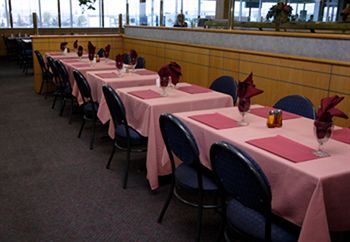 Imagen del bar/restaurante del Hotel Ramada by Wyndham Edmonton Yellowhead NW. Foto 3