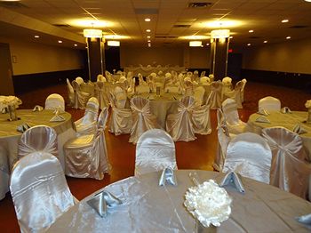 Imagen de los interiores del Hotel Ramada by Wyndham Edmonton Yellowhead NW. Foto 12