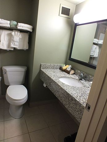Imagen general del Hotel Ramada by Wyndham Edmonton Yellowhead NW. Foto 1