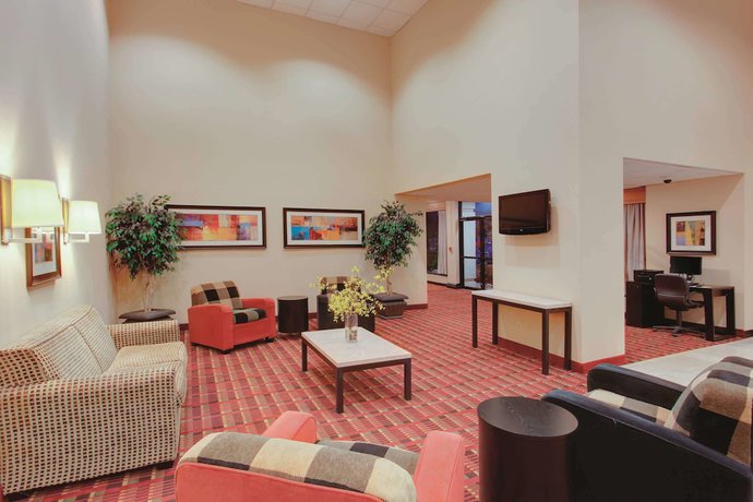 Imagen de los interiores del Hotel Ramada by Wyndham Fairfield NJ. Foto 7
