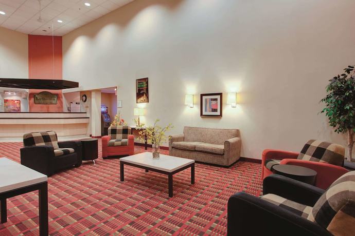 Imagen de los interiores del Hotel Ramada by Wyndham Fairfield NJ. Foto 9