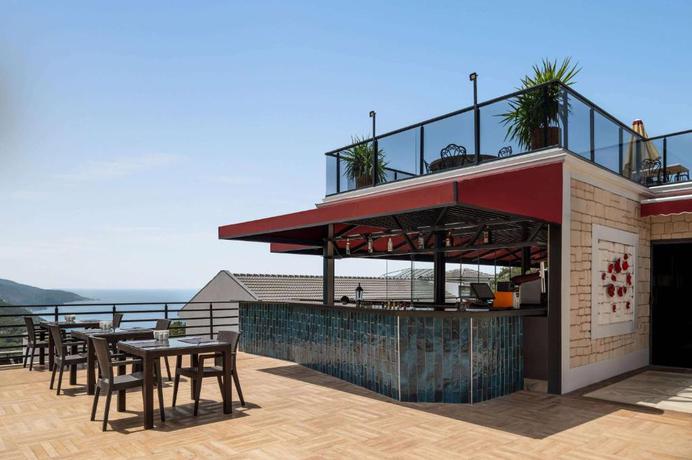 Imagen del bar/restaurante del Hotel Ramada by Wyndham Fethiye Oludeniz. Foto 4