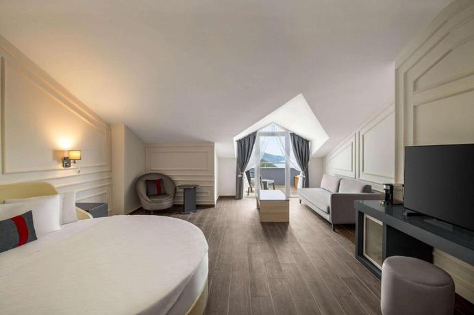 Imagen de la habitación del Hotel Ramada by Wyndham Fethiye Oludeniz. Foto 8