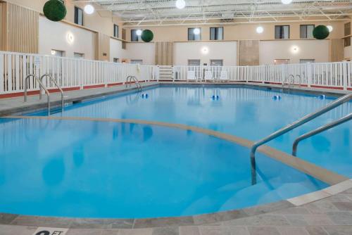 Imagen de la piscina del Hotel Ramada by Wyndham Grand Forks. Foto 8