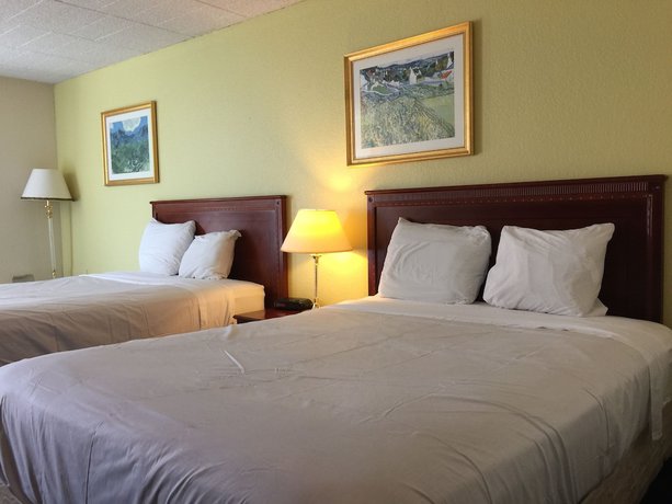 Imagen de la habitación del Hotel Ramada by Wyndham Hartford North / Bradley Airport. Foto 2