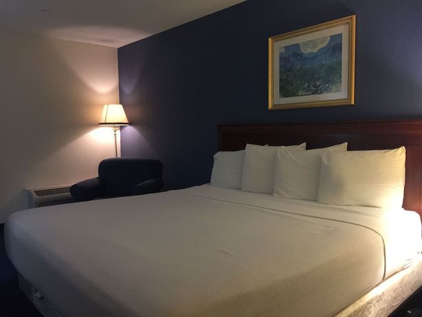 Imagen de la habitación del Hotel Ramada by Wyndham Hartford North / Bradley Airport. Foto 4