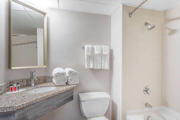 Imagen de la habitación del Hotel Ramada by Wyndham Hartford North / Bradley Airport. Foto 18