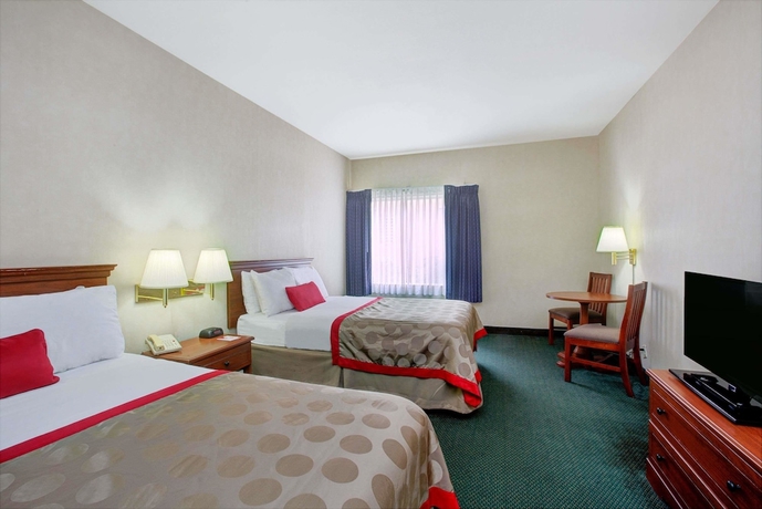 Imagen de la habitación del Hotel Ramada by Wyndham Hawthorne/LA Stadium. Foto 10