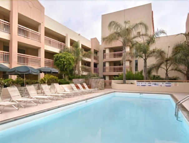 Imagen de la piscina del Hotel Ramada by Wyndham Hawthorne/LA Stadium. Foto 18