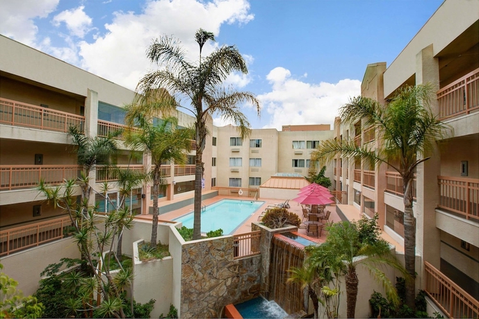 Imagen de la piscina del Hotel Ramada by Wyndham Hawthorne/LA Stadium. Foto 19