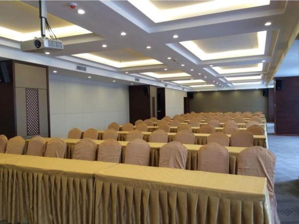 Imagen de los interiores del Hotel Ramada by Wyndham Huize. Foto 14