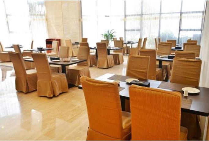 Imagen del bar/restaurante del Hotel Ramada by Wyndham Huize. Foto 4