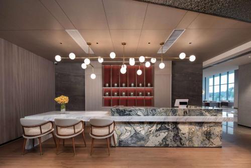 Imagen general del Hotel Ramada by Wyndham Huizhou Double Moon Bay. Foto 3