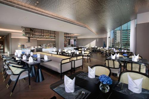 Imagen del bar/restaurante del Hotel Ramada by Wyndham Huizhou Double Moon Bay. Foto 12