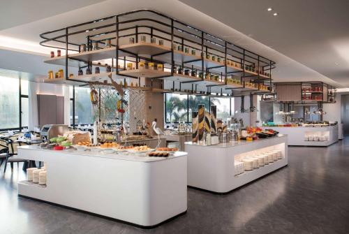 Imagen del bar/restaurante del Hotel Ramada by Wyndham Huizhou Double Moon Bay. Foto 13