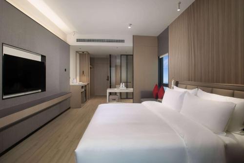 Imagen de la habitación del Hotel Ramada by Wyndham Huizhou Double Moon Bay. Foto 16