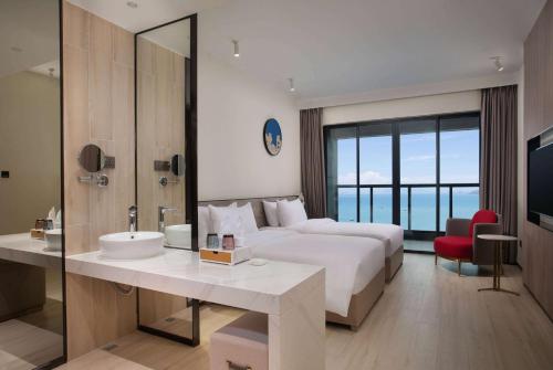 Imagen de la habitación del Hotel Ramada by Wyndham Huizhou Double Moon Bay. Foto 17