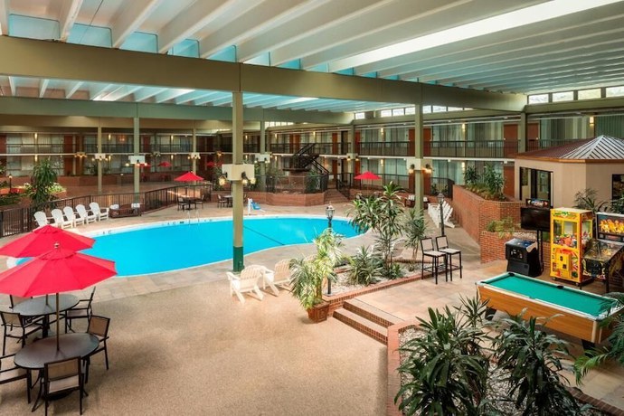 Imagen de la piscina del Hotel Ramada by Wyndham Indiana. Foto 12