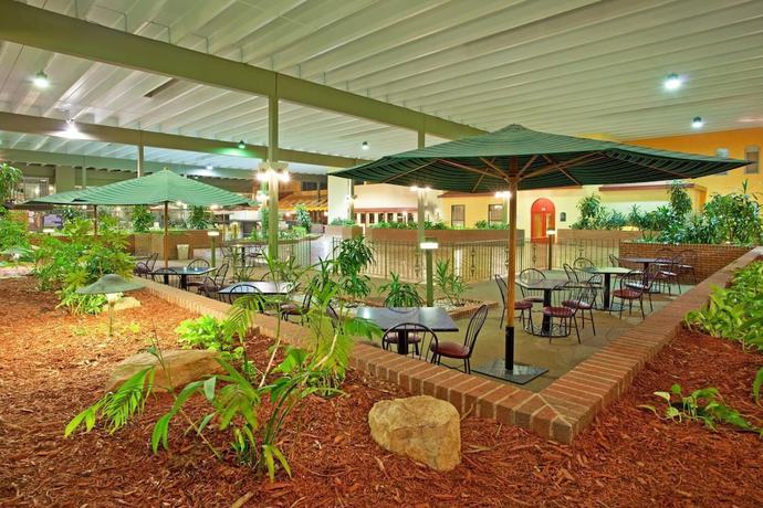 Imagen de los interiores del Hotel Ramada by Wyndham Indiana. Foto 11