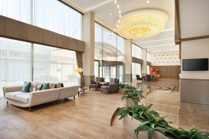 Imagen de los interiores del Hotel Ramada by Wyndham Iskenderun. Foto 17