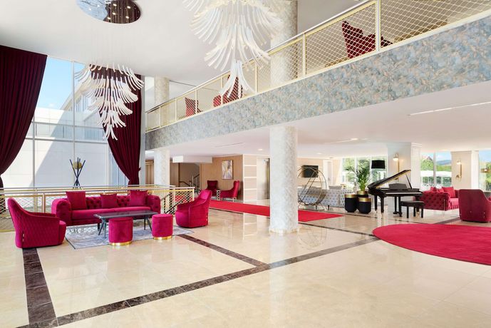 Imagen de los interiores del Hotel Ramada by Wyndham Istanbul Sile. Foto 13