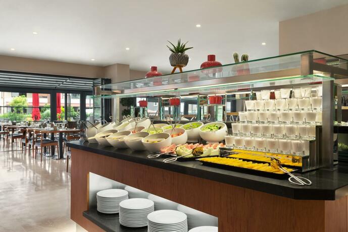 Imagen del bar/restaurante del Hotel Ramada by Wyndham Izmir Aliaga. Foto 14