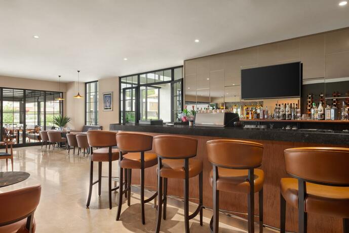 Imagen del bar/restaurante del Hotel Ramada by Wyndham Izmir Aliaga. Foto 16