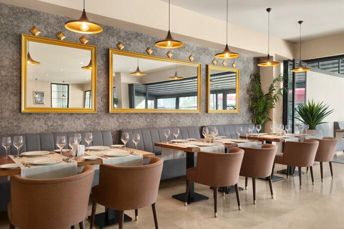 Imagen del bar/restaurante del Hotel Ramada by Wyndham Izmir Aliaga. Foto 17