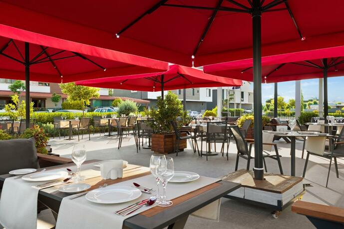 Imagen del bar/restaurante del Hotel Ramada by Wyndham Izmir Aliaga. Foto 18
