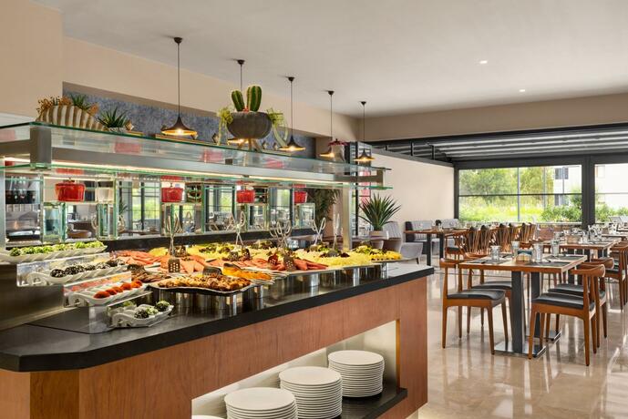 Imagen del bar/restaurante del Hotel Ramada by Wyndham Izmir Aliaga. Foto 19
