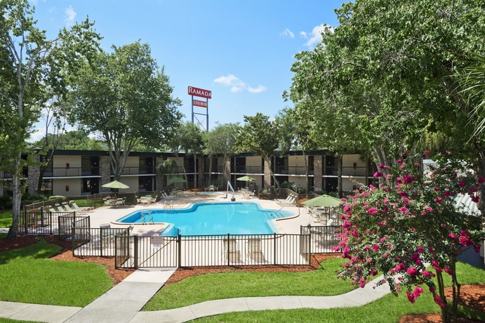 Imagen de la piscina del Hotel Ramada by Wyndham Jacksonville Hotel & Conference Center. Foto 19